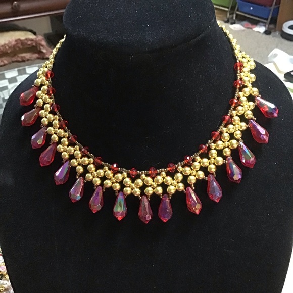 gold metal necklace w/ acrylic briolette & magnetic clasp .. gold & red .. no-1 - Picture 1 of 4